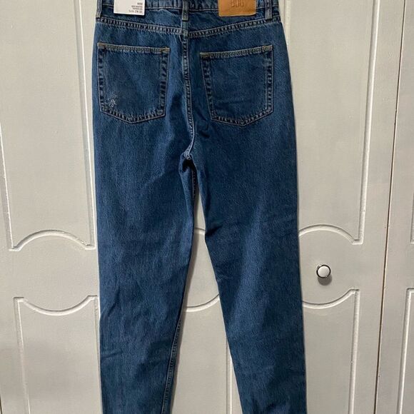 NWT BDG Mom High Waisted Tapered Leg Jeans Medium Wash Distressed Size 27 - Picture 3 of 8